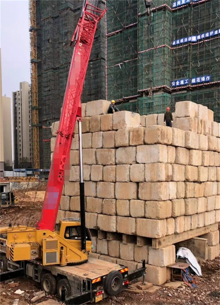 吊车在建筑拆除工作中针对不同吨位租金如何比较？